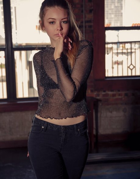 ジムのインフルエンサーオンリーファンズ ポルノグラフィック 写真