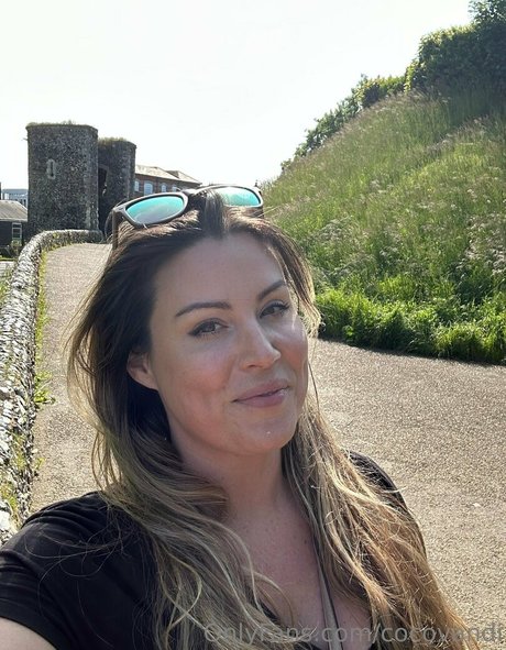 オイルを塗った巨乳オンリーファンズ 美しいxxx 画像