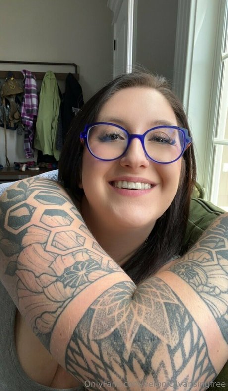 アウトドア 熟女 オンリーファンズ 美しいヌード 写真