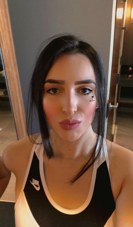 ティックトックスター オンリーファンズ アダルト 写真