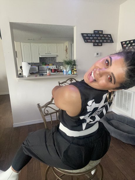 曲線美の女の子オンリーファンズ アートxxx 写真