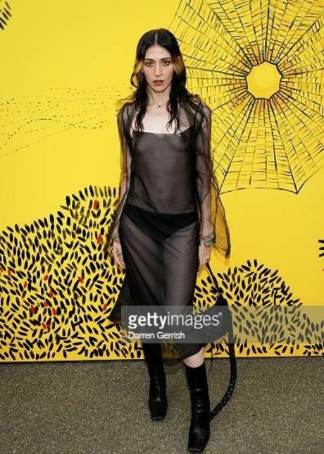 Caroline Polachek エロティック女優 ギャラリー