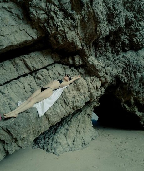 Caroline Polachek アートモデル 写真