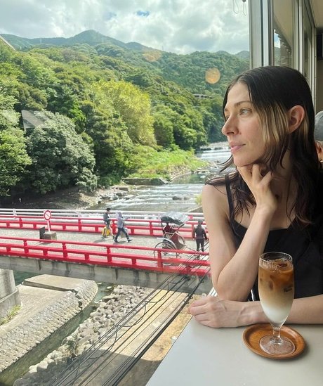 Caroline Polachek 無料女優 写真