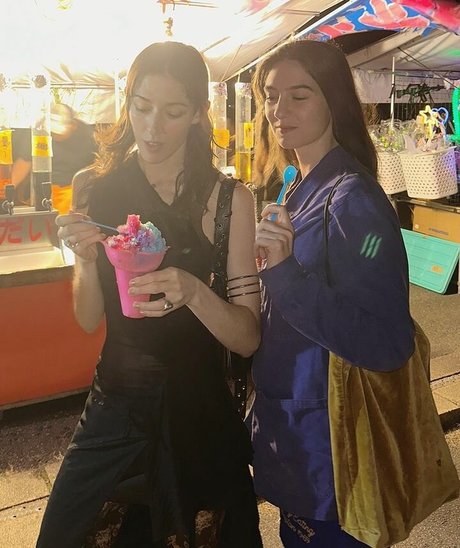 Caroline Polachek ポルノスター セクシー 写真