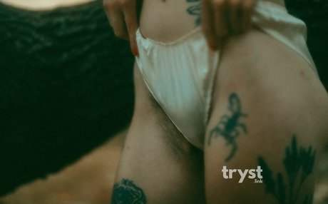 指マン 潮吹き オンリーファンズ アートポルノ 写真