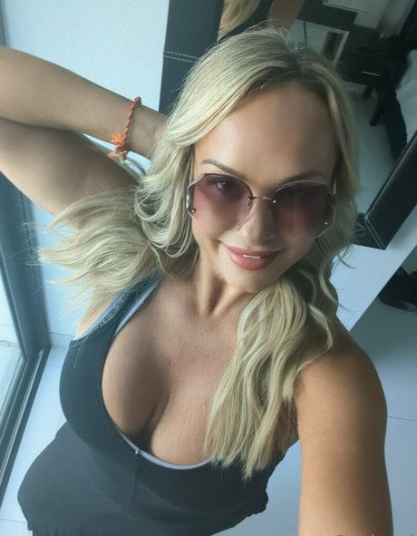 ティックトックスター オンリーファンズ セックス 画像