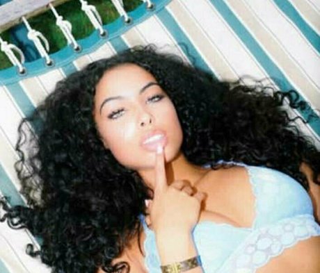 ぽっちゃりブロンドのオンリーファンズ 限定 ギャラリー