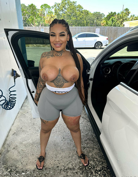 巨乳タトゥーオンリーファンズ パーフェクト 写真