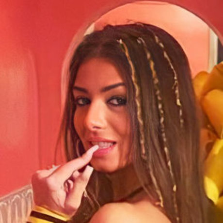 Mimi Keene ホットなスター 写真