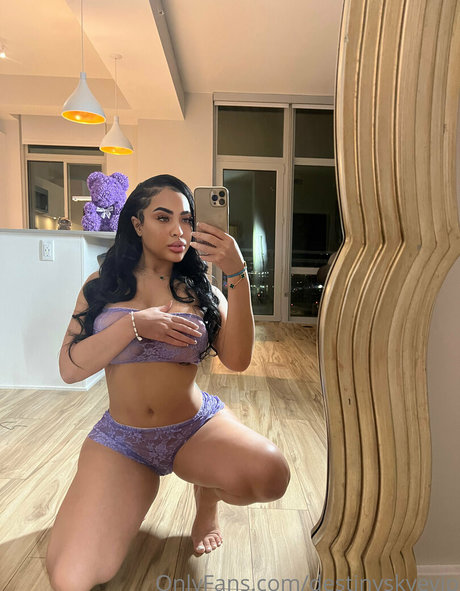 ティーンランジェリーオンリーファンズ ヌード 画像