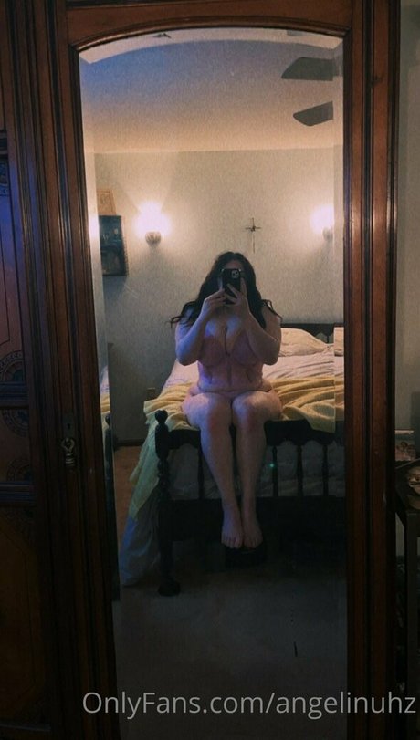 Angelinuhz 裸のスター 写真