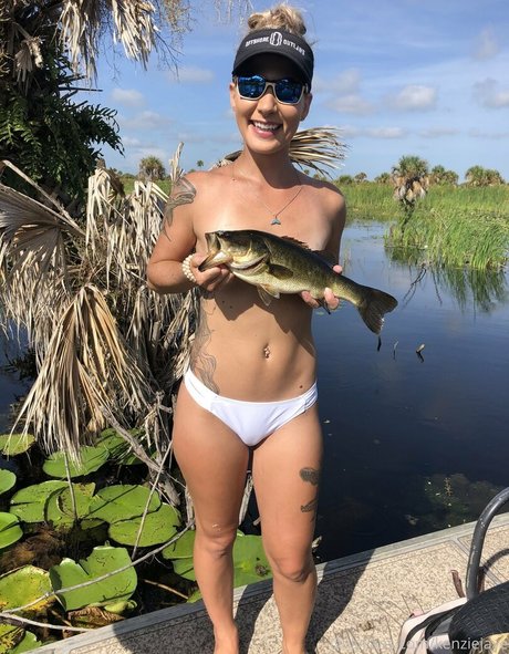 色白のティーンオンリーファン HD ギャラリー