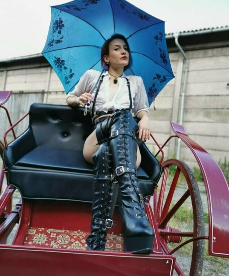 Miss Flora Femdom トップスター 画像