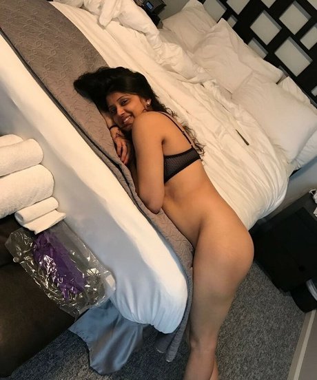 曲線美のランジェリーオンリーファンズ アート裸 画像