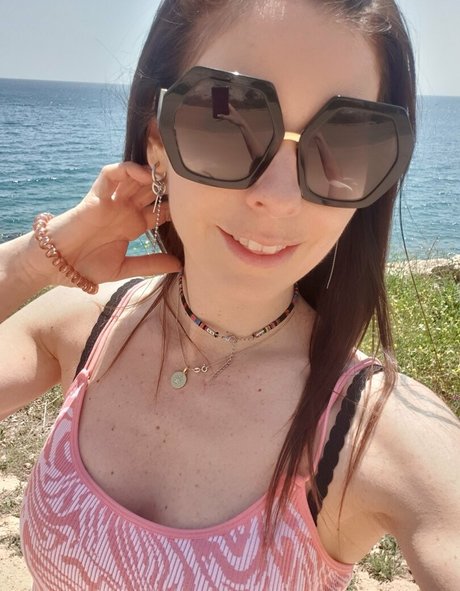 アラブの女の子オンリーファンズ アートヌード 画像