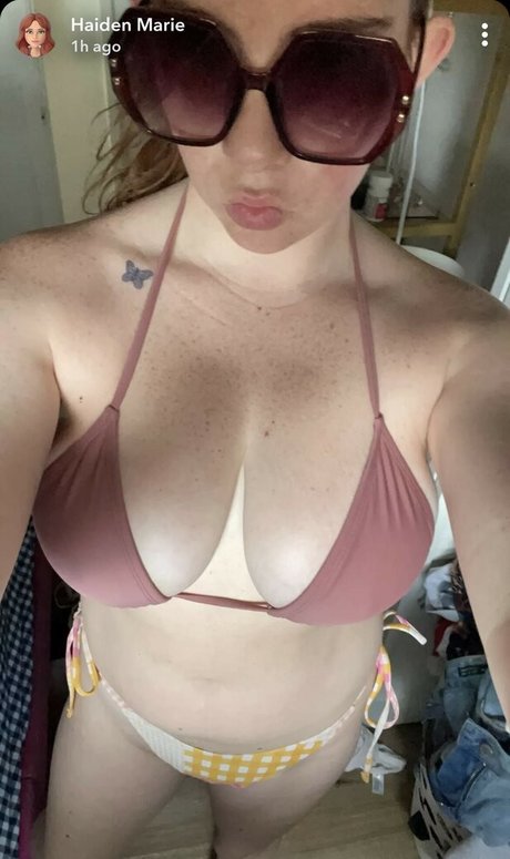 お尻を広げるオンリーファンズ 無料アダルト 写真