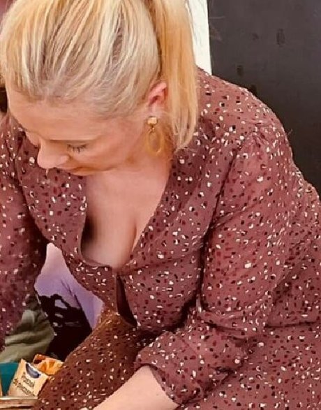 キティ・ウェット・オンリーファンズ セクシー ギャラリー