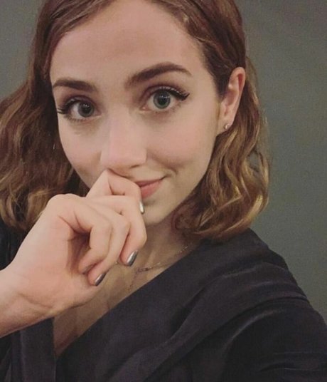 Emily Rudd 女優 写真