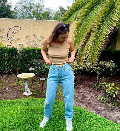 かわいいブロンドのオンリーファンズ ホットヌード 写真