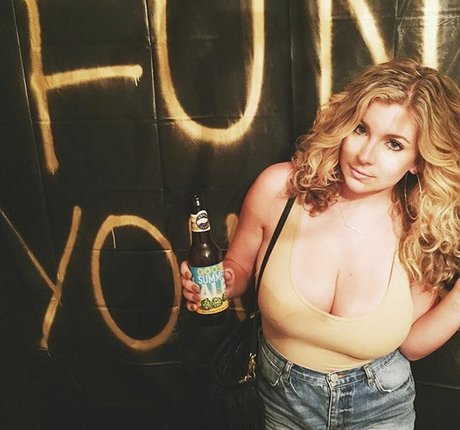 カーリーエボニーオンリーファンズ セクシー裸 ギャラリー