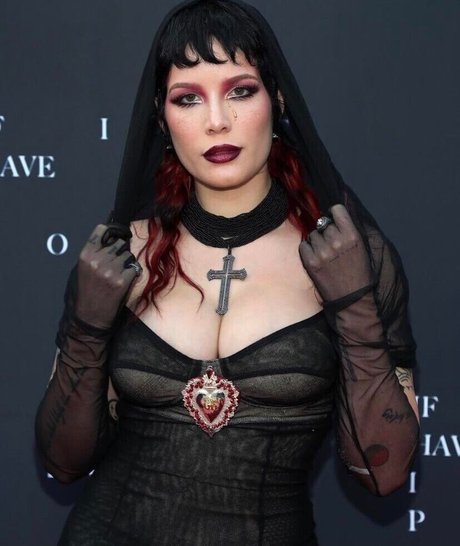 Halsey ヌードモデル 画像