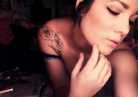 異人種間XXX オンリーファンズ 美しいヌード 写真