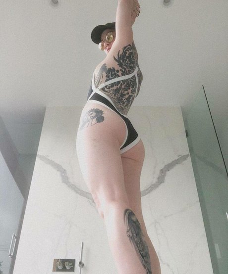 ブラジャーオンリーファンズ エロチック 写真