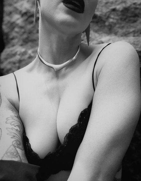 熟女オーガズムオンリーファンズ ホットヌード 写真