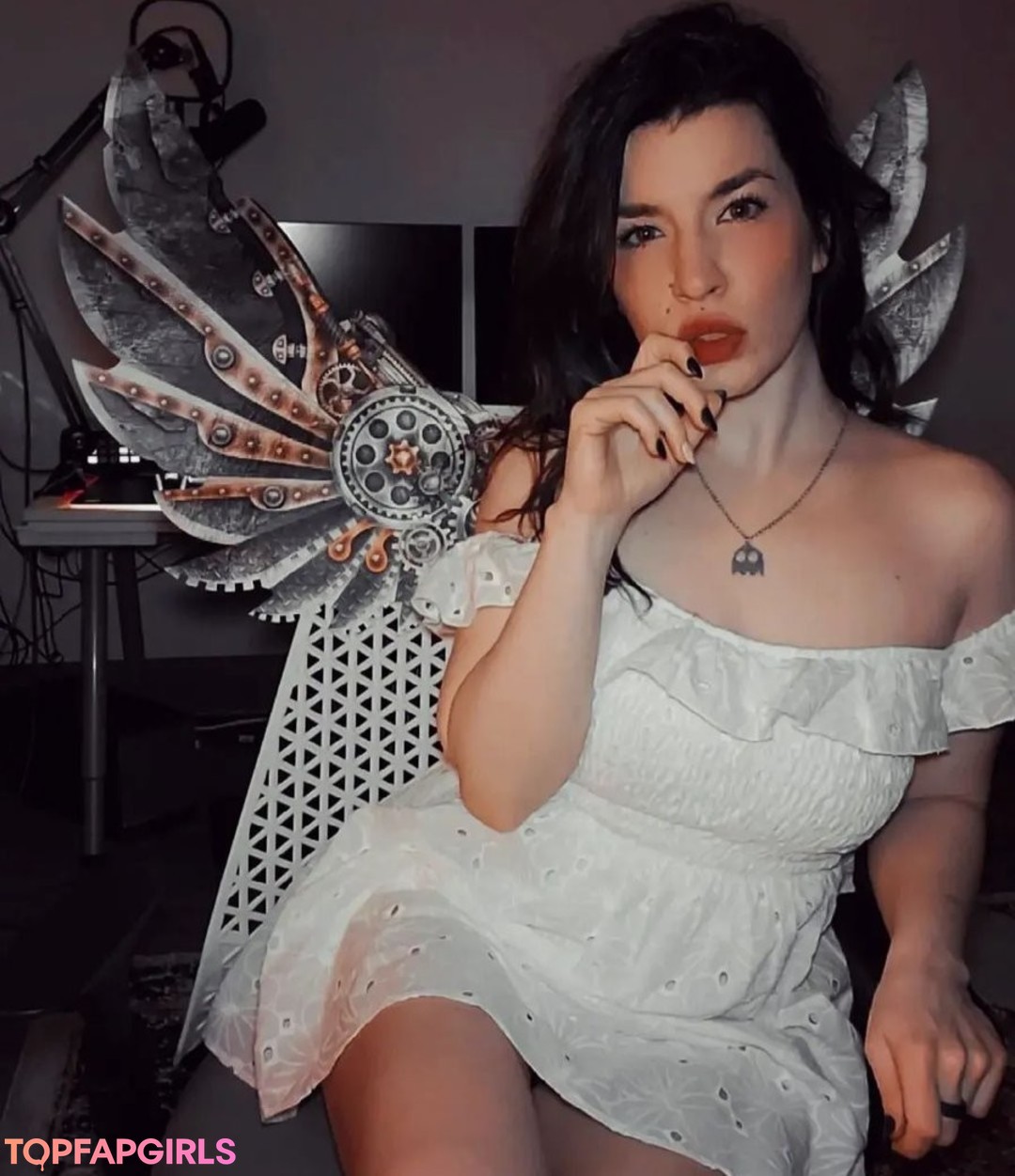 曲線美のランジェリーオンリーファンズ 可愛い 写真