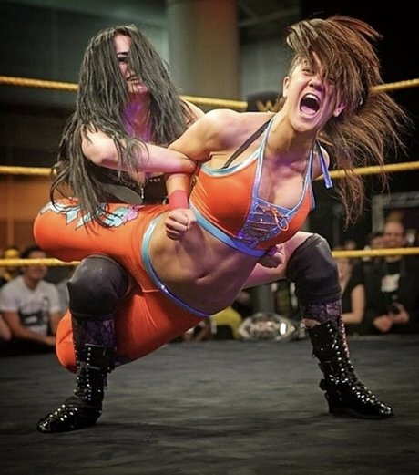 金髪のホットな妻オンリーファンズ ポルノグラフィック 写真