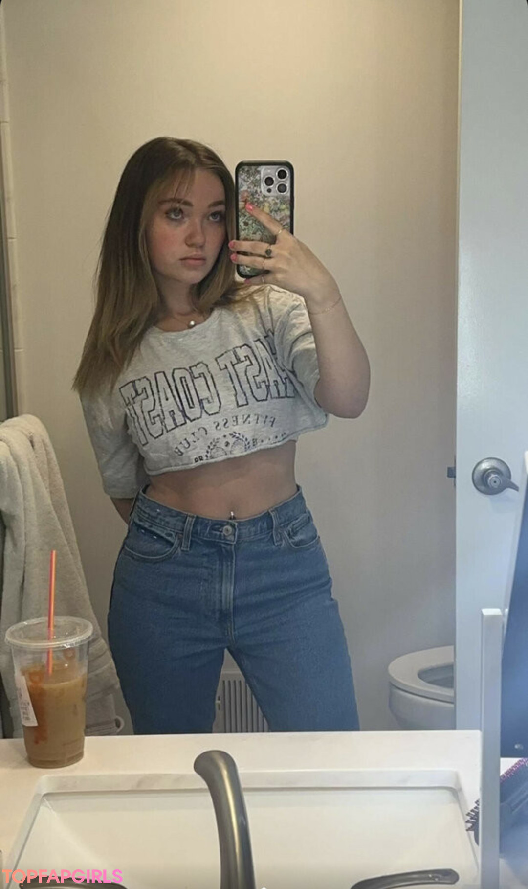 曲線美のランジェリーオンリーファンズ ヌード 写真