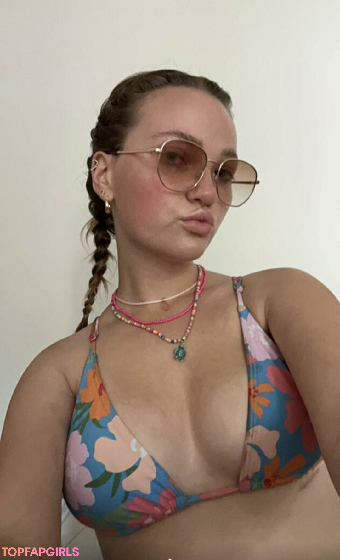 巨乳ストリップオンリーファンズ 無料エロ 写真