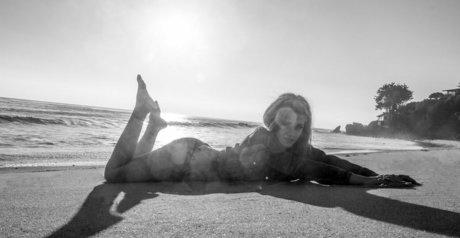 お尻を広げるオンリーファンズ セクシーヌード 写真