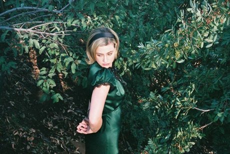 Lili Reinhart ポルノスター アダルト 写真