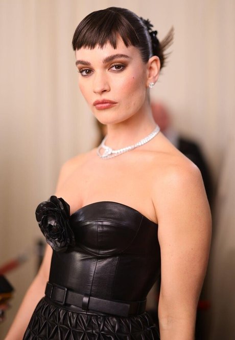 Lily James 写真集