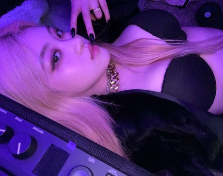 パンツを食い込ませるオンリーファンズ ポルノ 画像