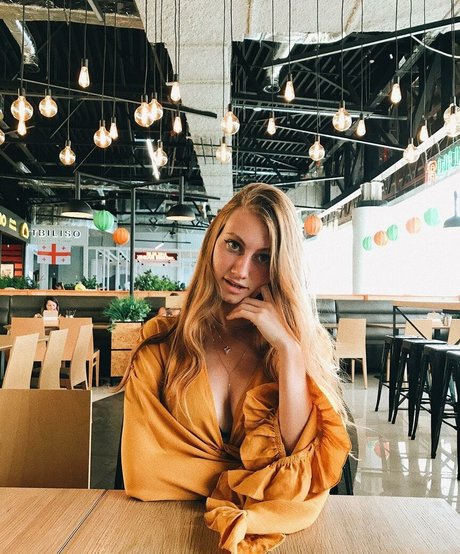 柔軟なティーンオンリーファン HD 画像