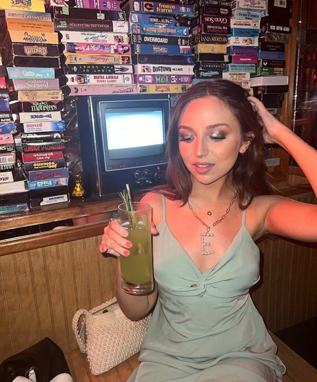 Ellie Schnitt 素敵なモデル 写真