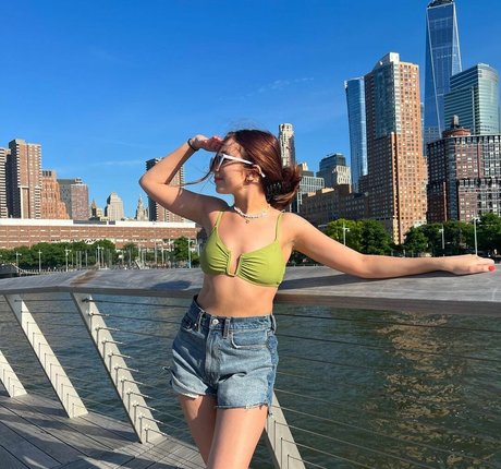 Ellie Schnitt ポルノモデル 画像