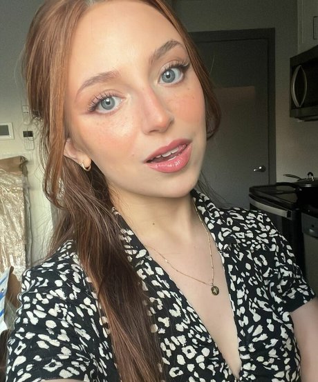 Ellie Schnitt アートモデル 写真