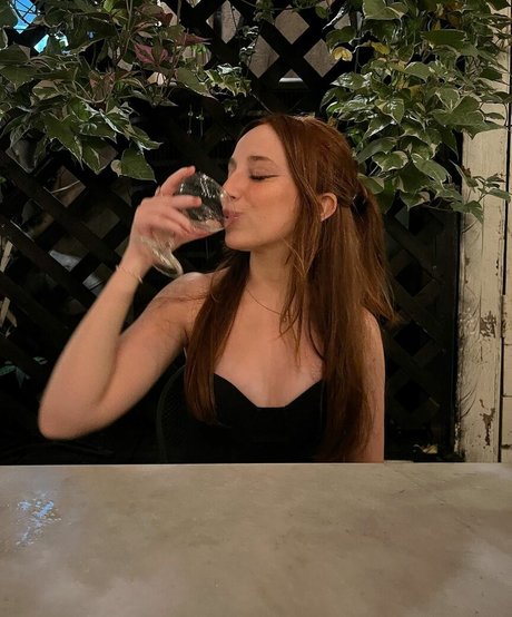 Ellie Schnitt アートポルノスター 画像