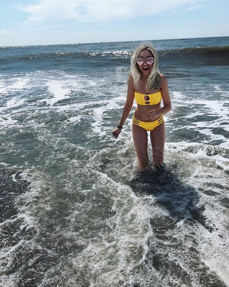 曲線美の女の子オンリーファンズ 美しいヌード 写真