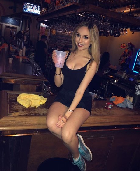 Ellie Schnitt セックスモデル 画像