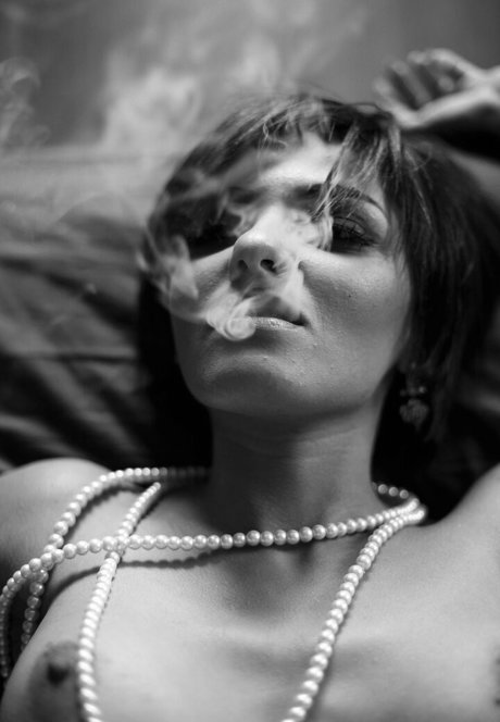 肉厚熟女オンリーファンズ セクシーヌード 画像