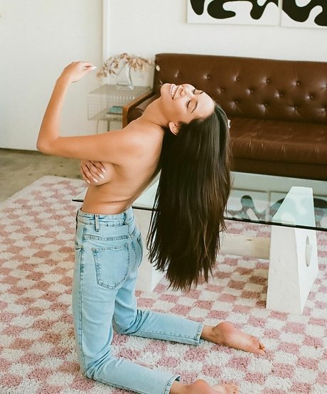 Desiree Flores アダルトモデル 写真