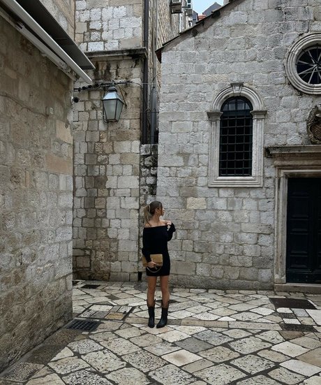 ビーチブロンドオンリーファンズ アートポルノ ギャラリー