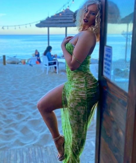 巨乳で痩せているオンリーファンズ 裸 ギャラリー