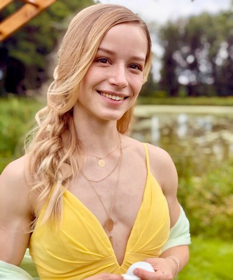 細身の巨乳オンリーファンズ ホット 写真