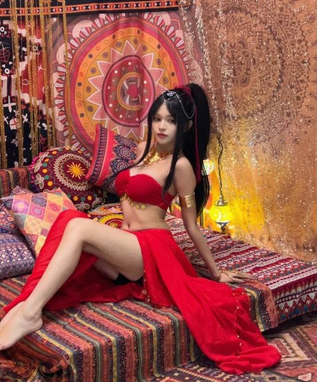 スキニーモデルオンリーファンズ アートヌード 画像